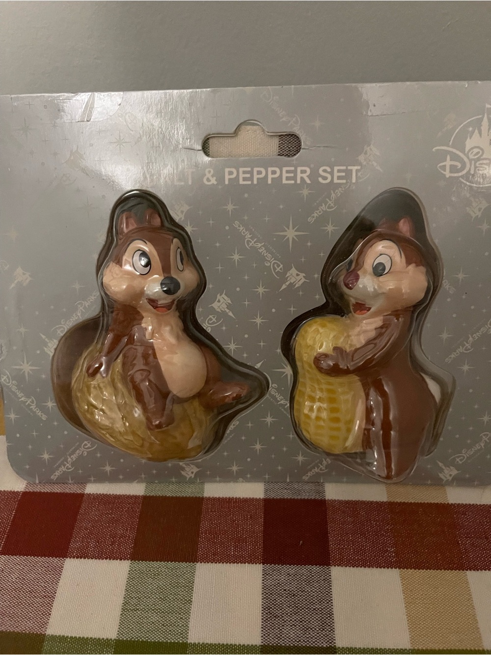 Disney Parks Chip ’n Dale Ceramic Salt & Pepper Shaker Set 🐿️🌰